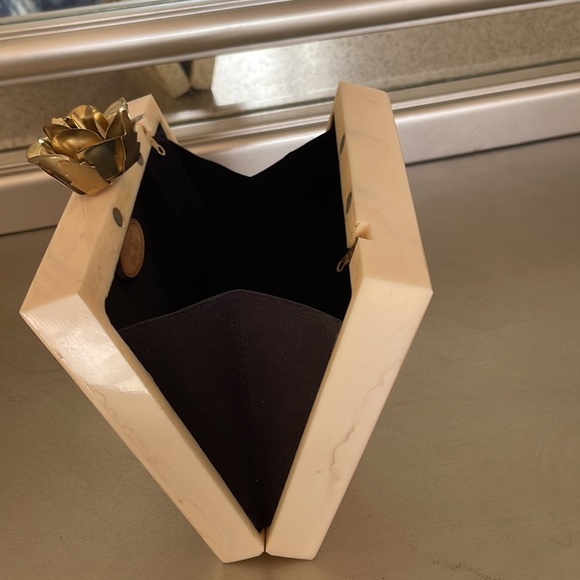 Clutches - Picture 5 of 8